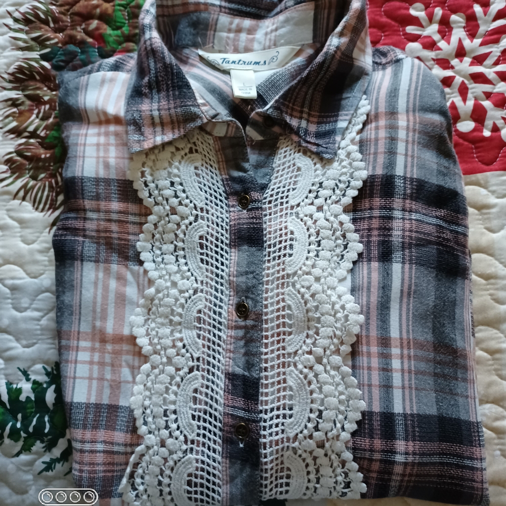 Santrums Womens Button Down.....Sz Large....#C25